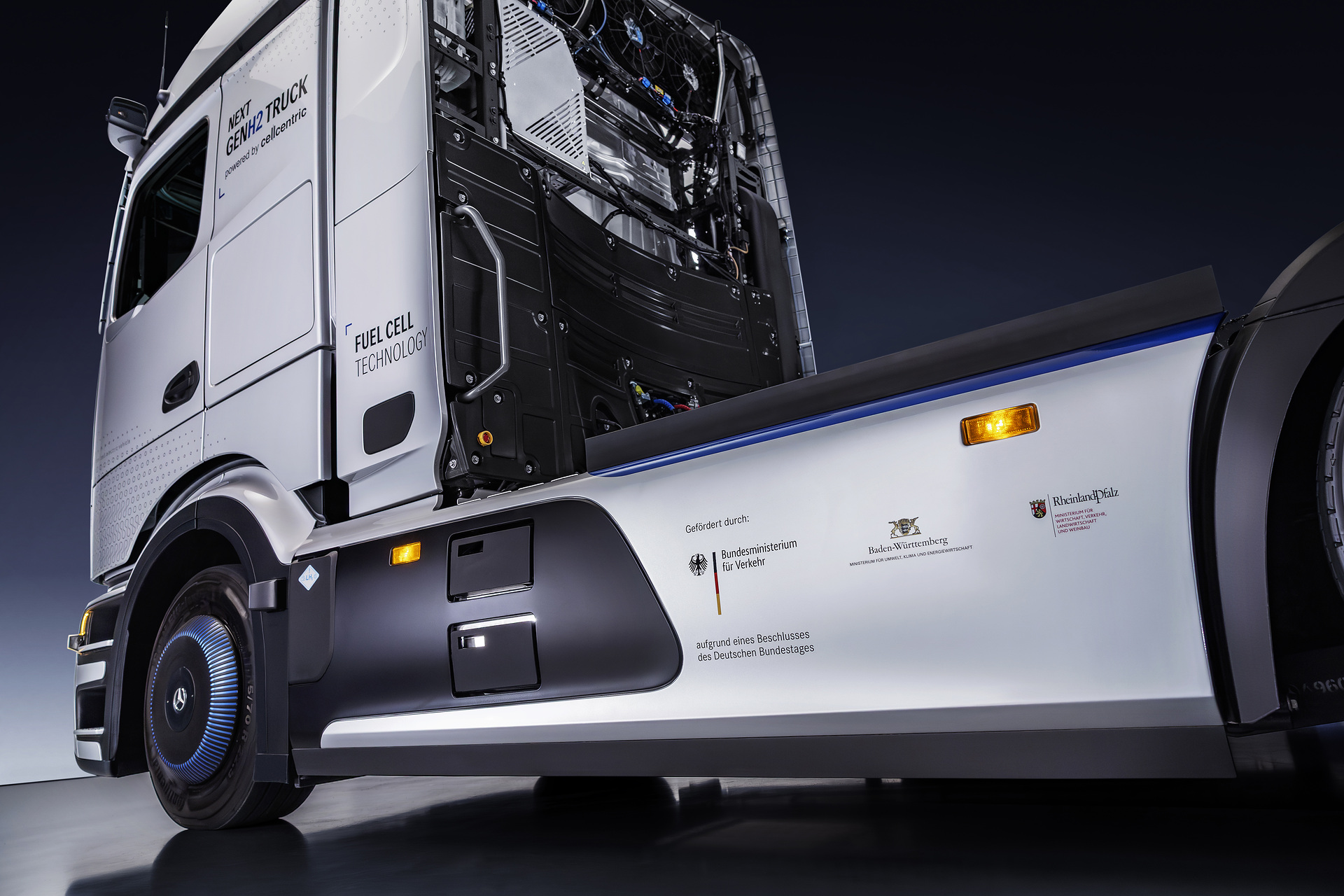 Vista laterale del Mercedes-Benz NextGenH2 Truck