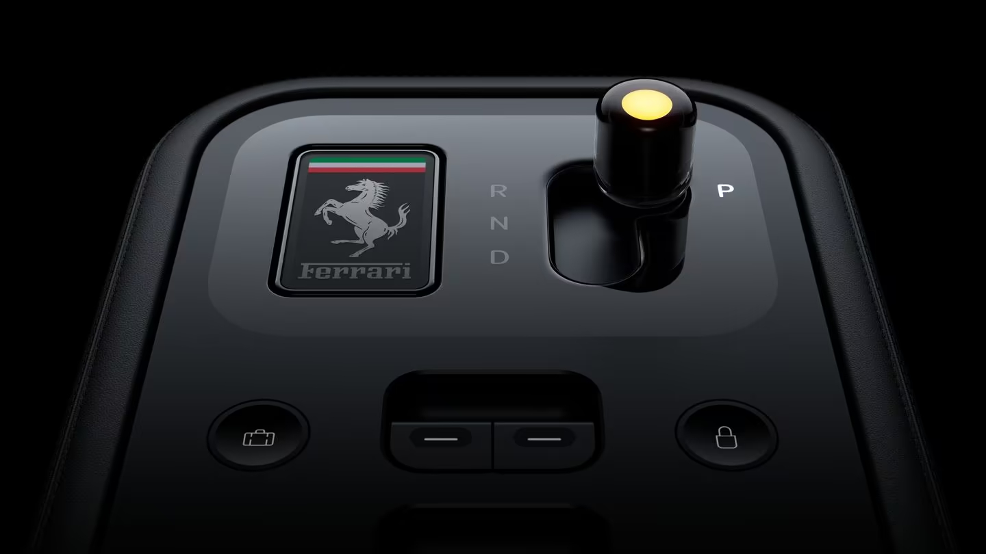 Immagine interna Ferrari Luce 1