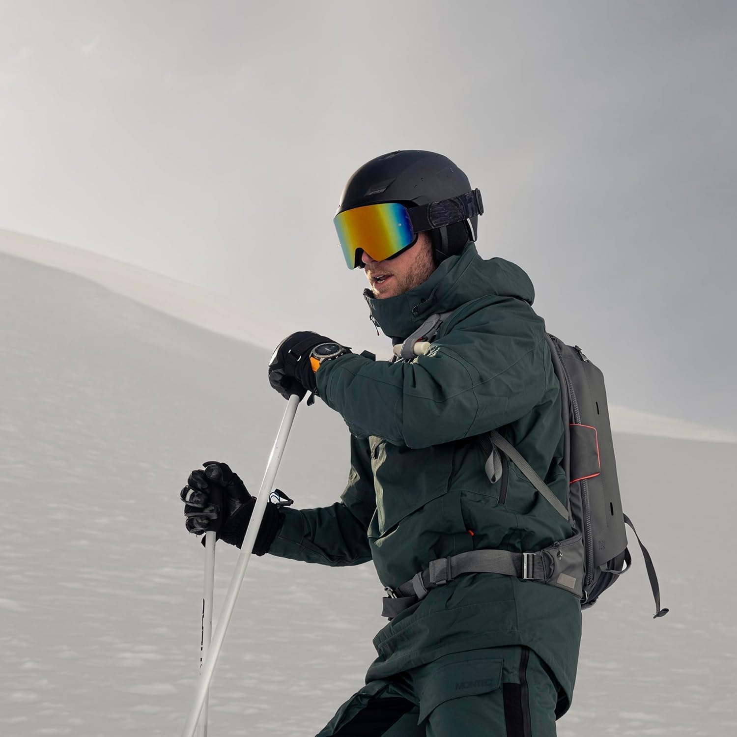 Garmin Fenix 8 con display AMOLED, custodia arancione, vista frontale