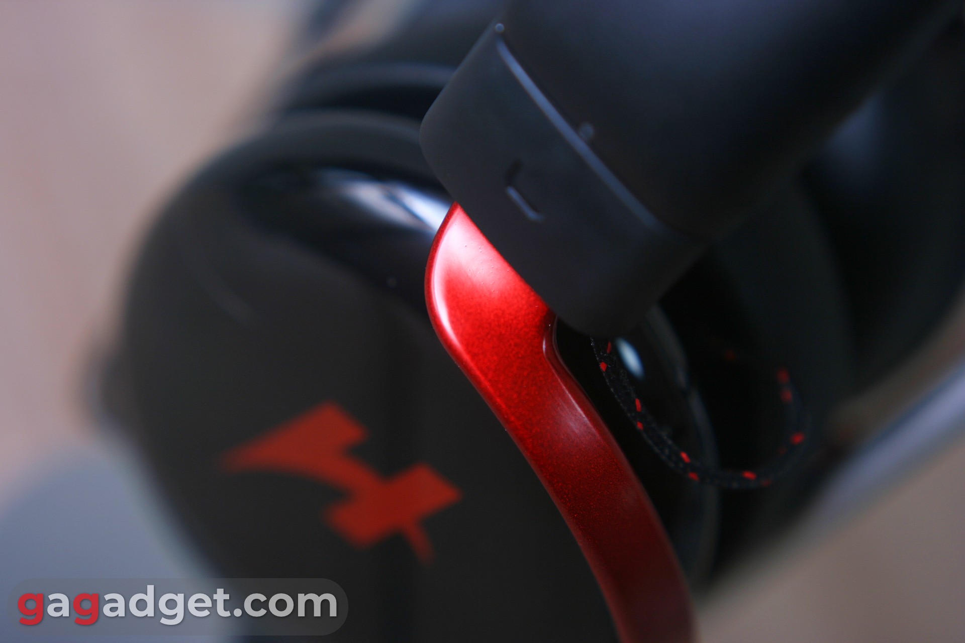 Primo piano delle parti metalliche di Haylou HexStorm G1