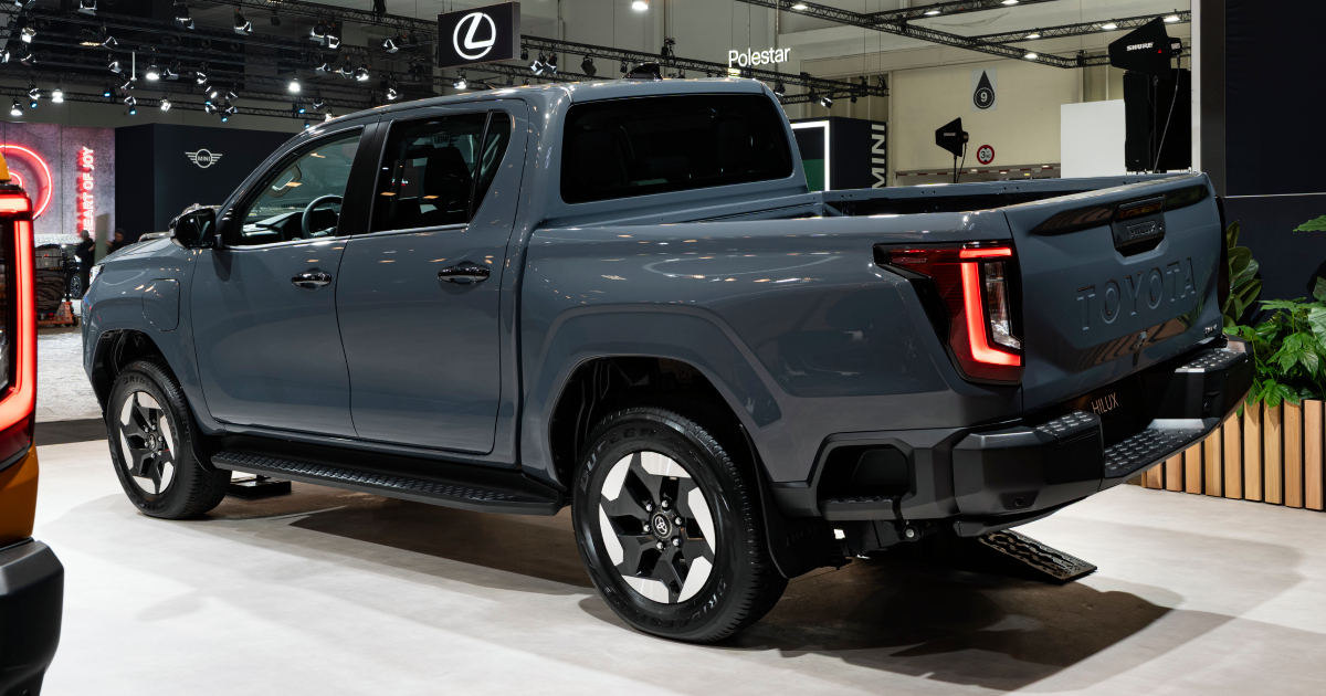 Toyota Hilux 2026 - vista posteriore auto elettrica
