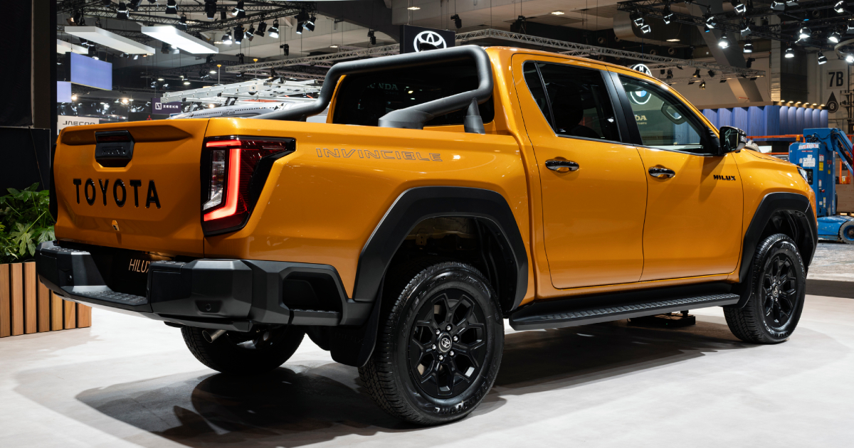 Toyota Hilux 2026 - vista posteriore ibrida