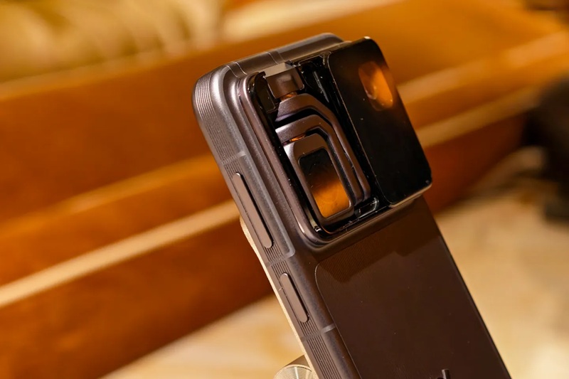 Primo piano del Honor Robot Phone al CES 2026