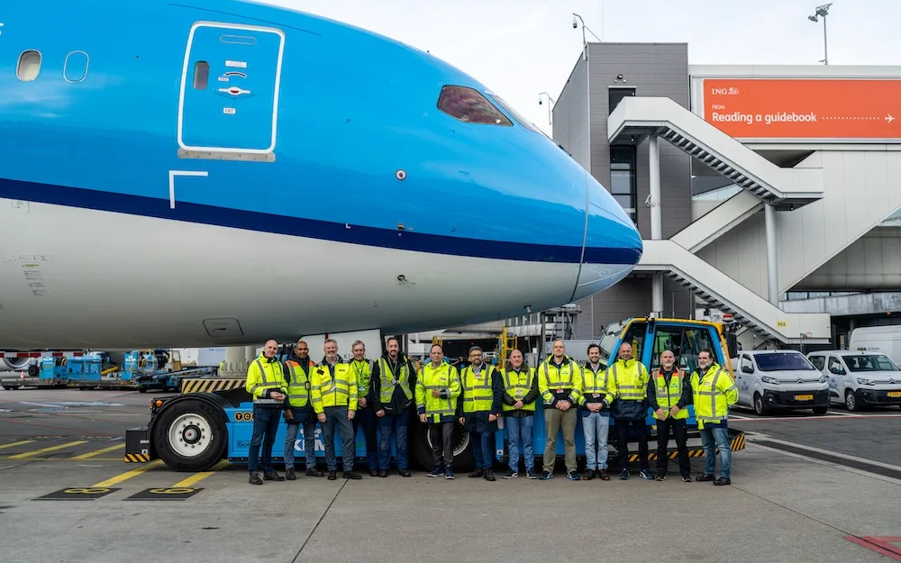 Traino di aeromobili con il nuovo trattore