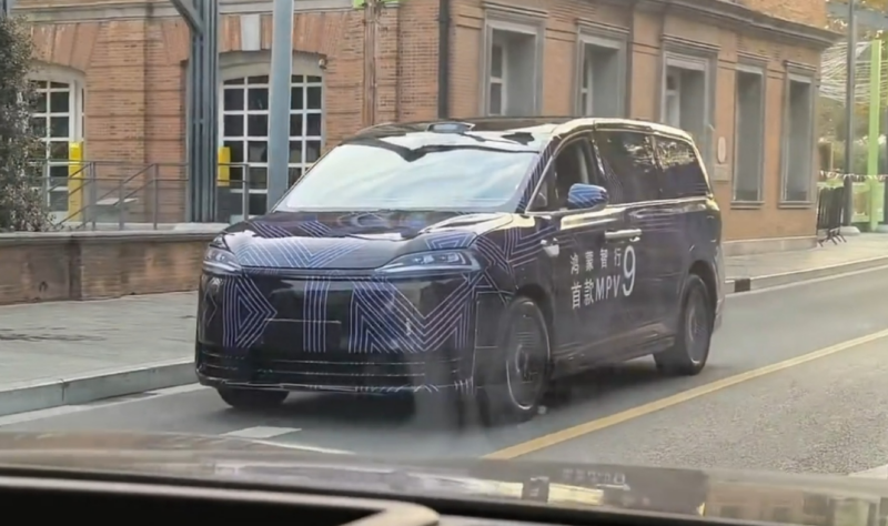 Foto di prova del minivan Luxeed V9