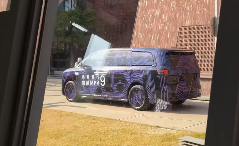 Test drive del minivan Luxeed V9